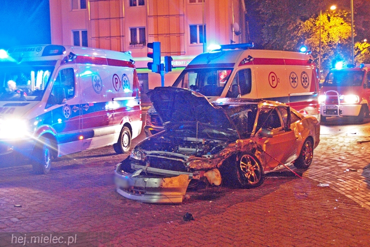 Groźnie pod Pasażem. Pędził po centrum i doprowadził do wypadku?
