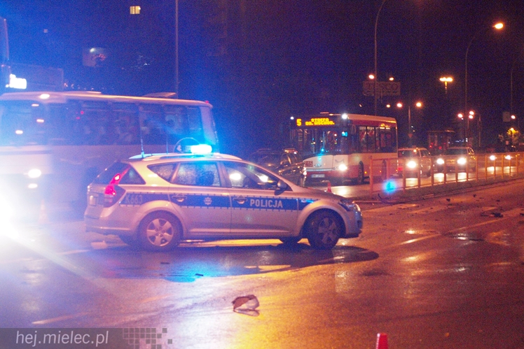 Groźnie pod Pasażem. Pędził po centrum i doprowadził do wypadku?
