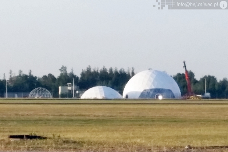 ?Tajemnicze? kopuły powstają na lotnisku