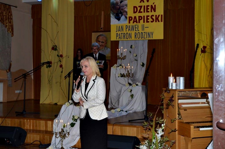 XV Dzień Papieski w Ośrodku Kultury w Chorzelowie z występami zespołów artystycznych