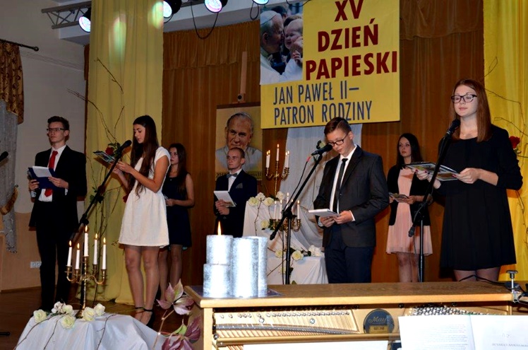 XV Dzień Papieski w Ośrodku Kultury w Chorzelowie z występami zespołów artystycznych