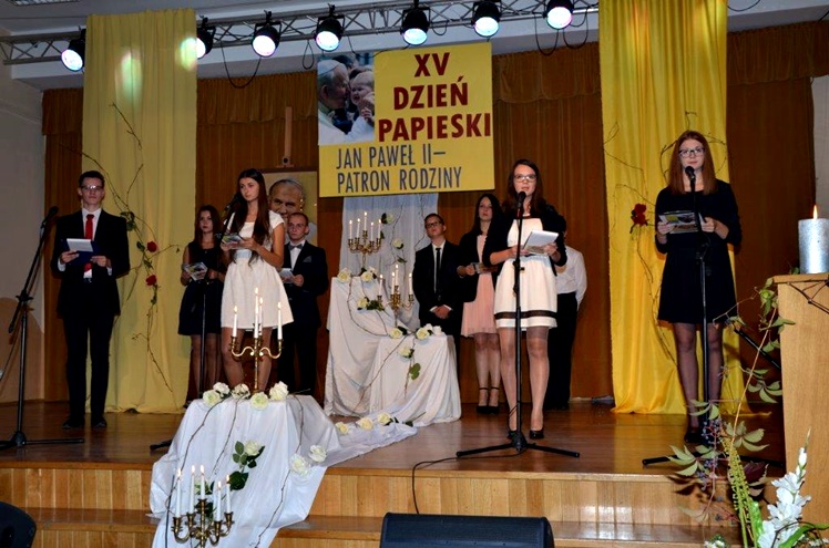 XV Dzień Papieski w Ośrodku Kultury w Chorzelowie z występami zespołów artystycznych