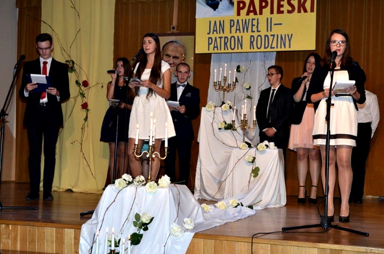XV Dzień Papieski w Ośrodku Kultury w Chorzelowie z występami zespołów artystycznych