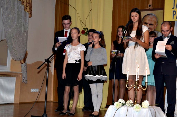 XV Dzień Papieski w Ośrodku Kultury w Chorzelowie z występami zespołów artystycznych