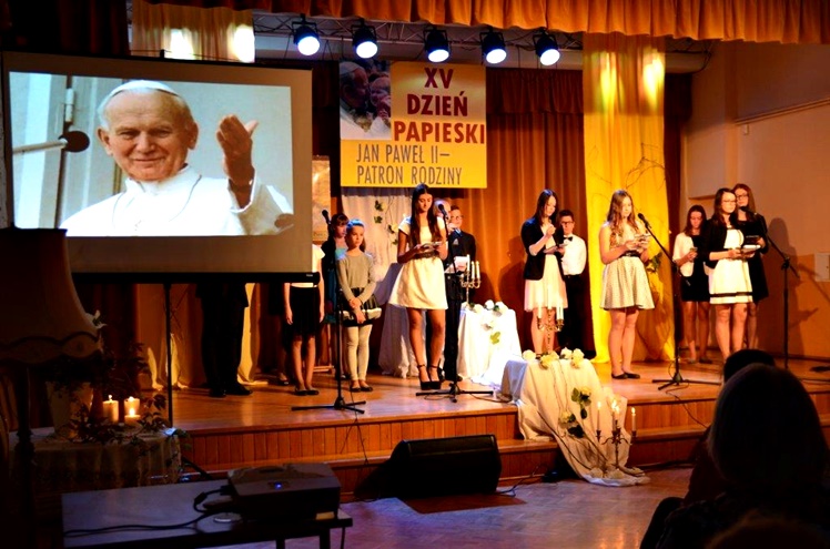 XV Dzień Papieski w Ośrodku Kultury w Chorzelowie z występami zespołów artystycznych