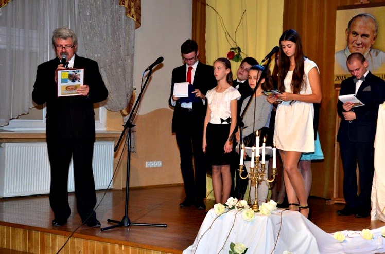 XV Dzień Papieski w Ośrodku Kultury w Chorzelowie z występami zespołów artystycznych