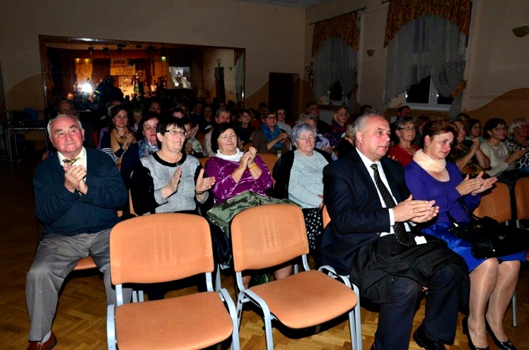 XV Dzień Papieski w Ośrodku Kultury w Chorzelowie z występami zespołów artystycznych