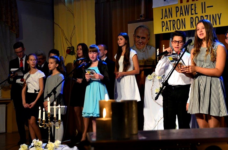 XV Dzień Papieski w Ośrodku Kultury w Chorzelowie z występami zespołów artystycznych