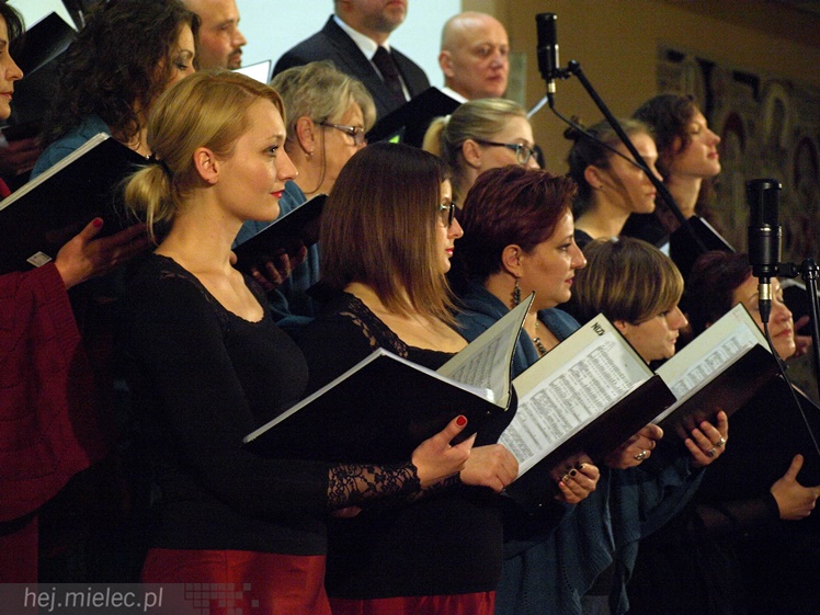 Mieleckie Dni Papieskie: koncert Alicji Majewskiej, Włodzimierza Korcza i Strzyżowskiego Chóru Kameralnego