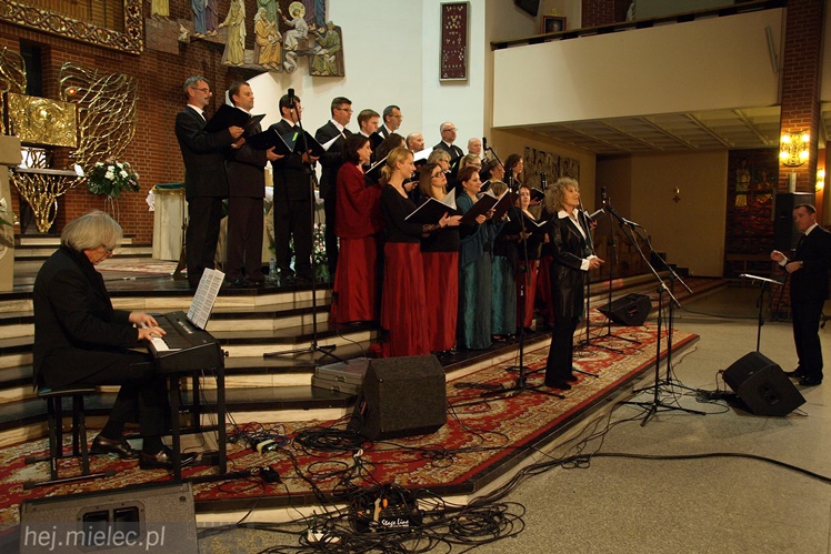Mieleckie Dni Papieskie: koncert Alicji Majewskiej, Włodzimierza Korcza i Strzyżowskiego Chóru Kameralnego