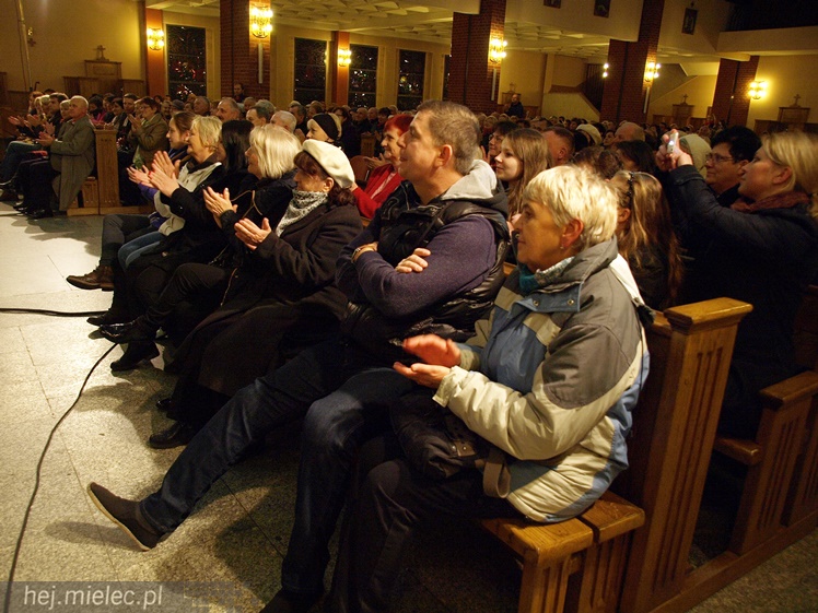 Mieleckie Dni Papieskie: koncert Alicji Majewskiej, Włodzimierza Korcza i Strzyżowskiego Chóru Kameralnego
