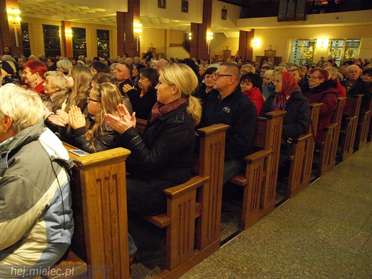 Mieleckie Dni Papieskie: koncert Alicji Majewskiej, Włodzimierza Korcza i Strzyżowskiego Chóru Kameralnego