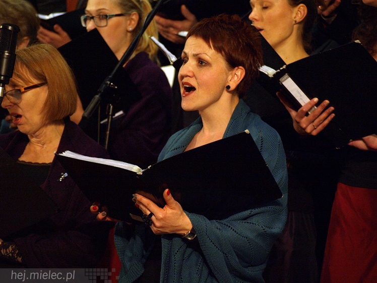 Mieleckie Dni Papieskie: koncert Alicji Majewskiej, Włodzimierza Korcza i Strzyżowskiego Chóru Kameralnego