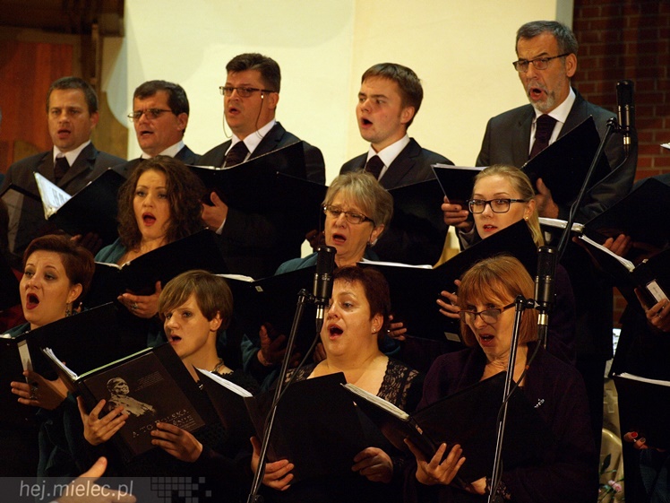 Mieleckie Dni Papieskie: koncert Alicji Majewskiej, Włodzimierza Korcza i Strzyżowskiego Chóru Kameralnego