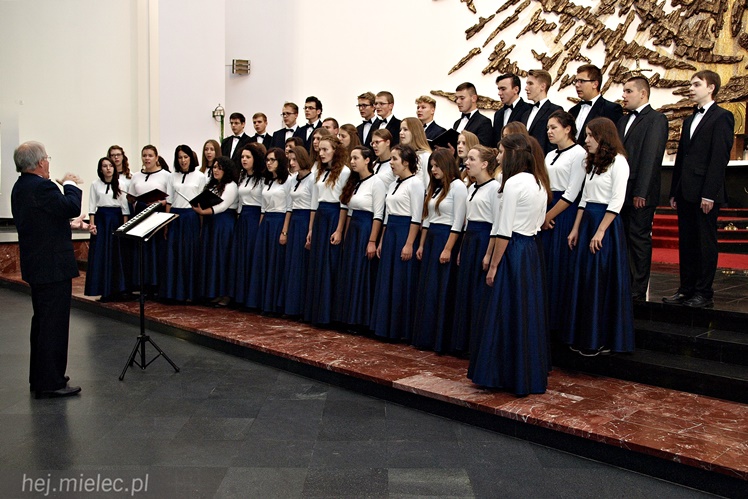 Dni Papieskie: koncert chórów I i II Liceum Ogólnokształcącego