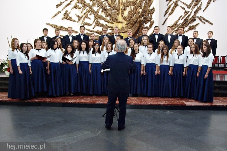 Dni Papieskie: koncert chórów I i II Liceum Ogólnokształcącego