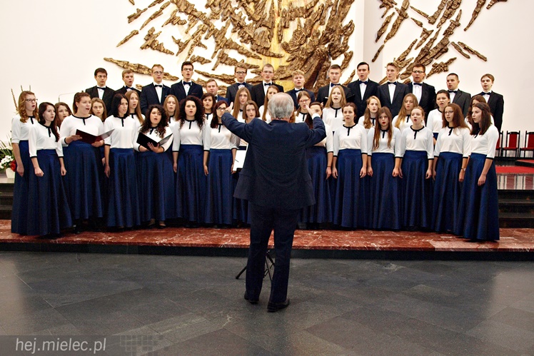Dni Papieskie: koncert chórów I i II Liceum Ogólnokształcącego