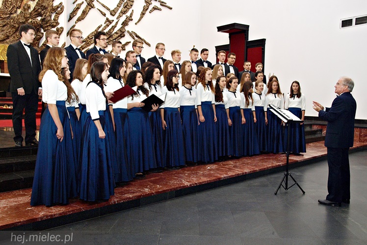 Dni Papieskie: koncert chórów I i II Liceum Ogólnokształcącego