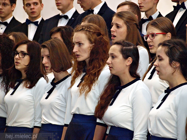 Dni Papieskie: koncert chórów I i II Liceum Ogólnokształcącego