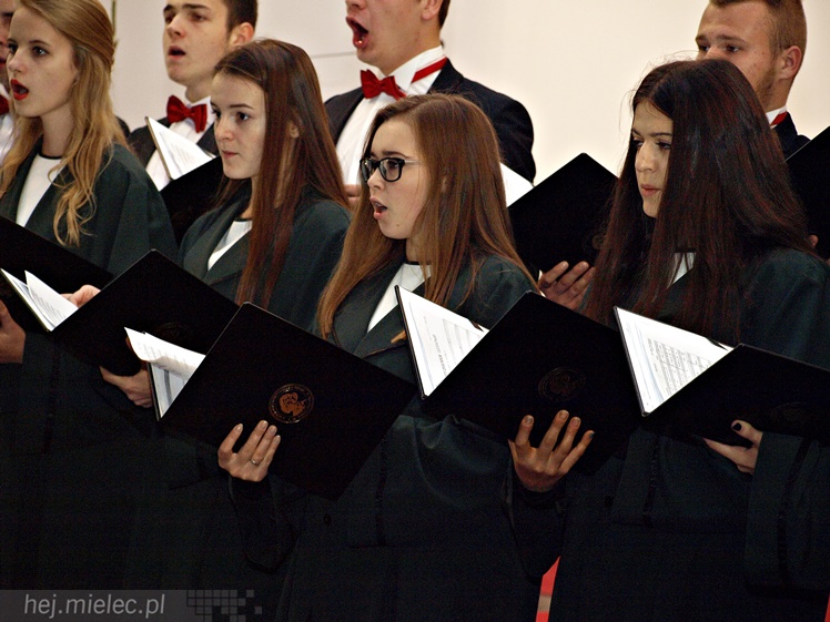 Dni Papieskie: koncert chórów I i II Liceum Ogólnokształcącego