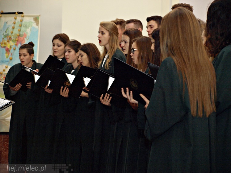 Dni Papieskie: koncert chórów I i II Liceum Ogólnokształcącego