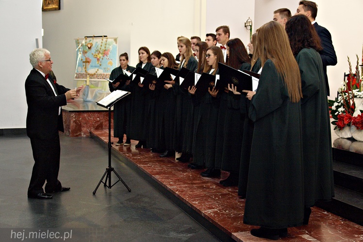 Dni Papieskie: koncert chórów I i II Liceum Ogólnokształcącego