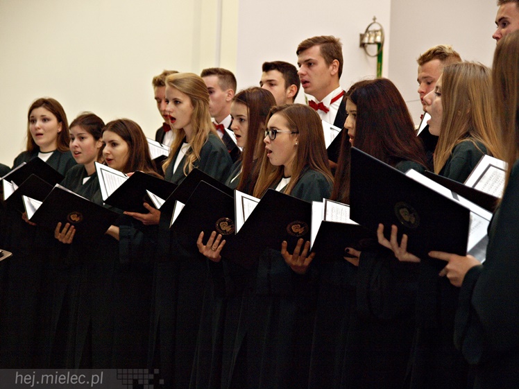 Dni Papieskie: koncert chórów I i II Liceum Ogólnokształcącego