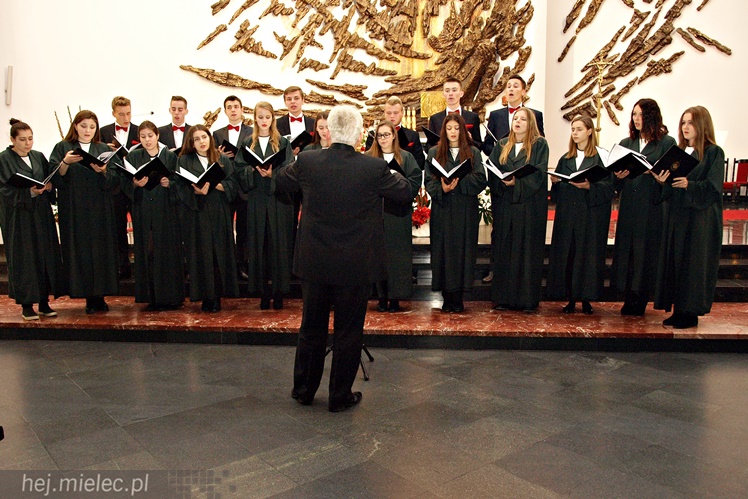 Dni Papieskie: koncert chórów I i II Liceum Ogólnokształcącego