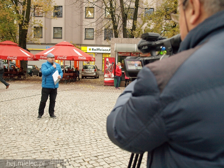 Mieleckie rzeźby ożyły! Taneczny flash mob na Placu AK