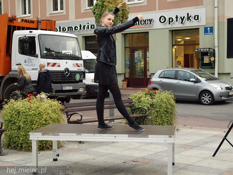 Mieleckie rzeźby ożyły! Taneczny flash mob na Placu AK