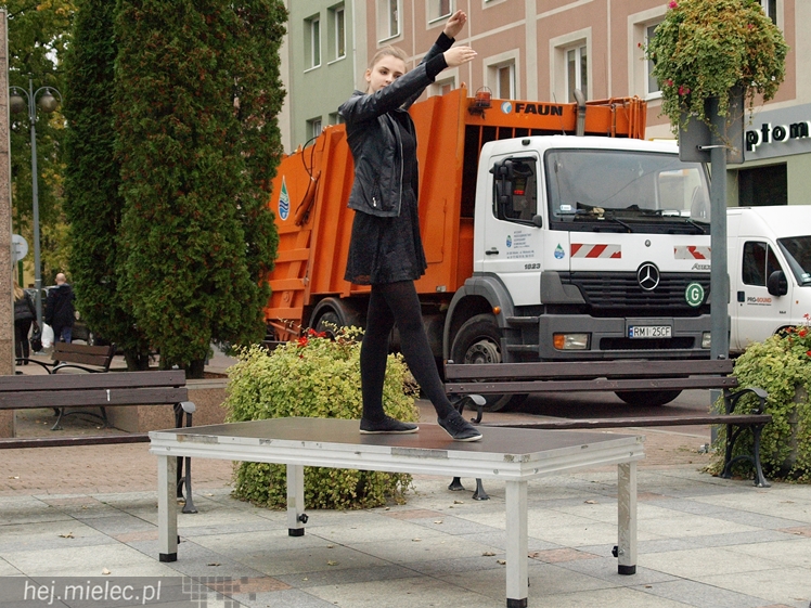 Mieleckie rzeźby ożyły! Taneczny flash mob na Placu AK
