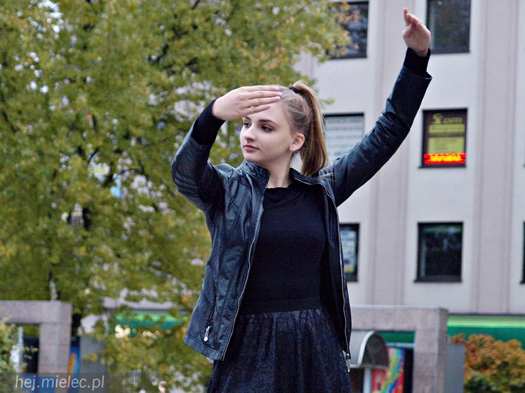 Mieleckie rzeźby ożyły! Taneczny flash mob na Placu AK
