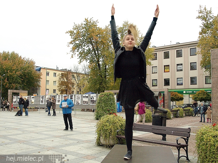 Mieleckie rzeźby ożyły! Taneczny flash mob na Placu AK