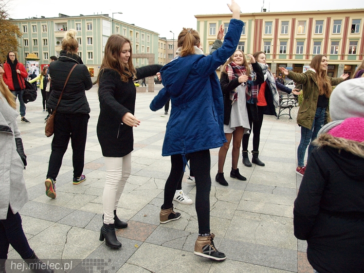 Mieleckie rzeźby ożyły! Taneczny flash mob na Placu AK