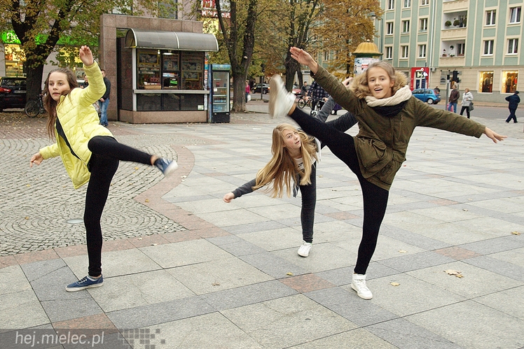 Mieleckie rzeźby ożyły! Taneczny flash mob na Placu AK