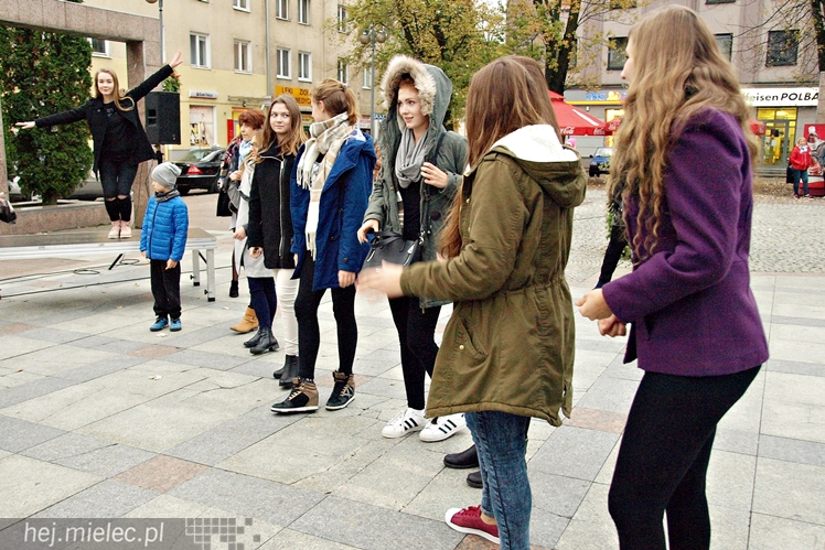 Mieleckie rzeźby ożyły! Taneczny flash mob na Placu AK