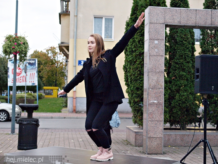 Mieleckie rzeźby ożyły! Taneczny flash mob na Placu AK