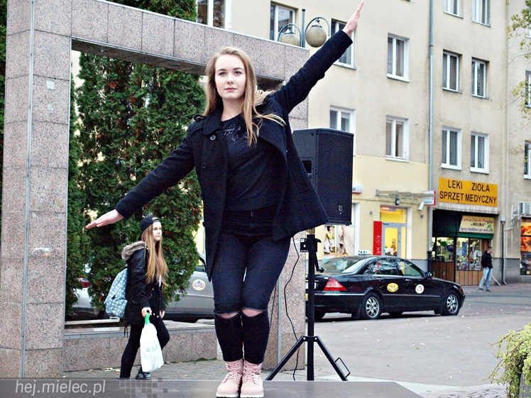 Mieleckie rzeźby ożyły! Taneczny flash mob na Placu AK