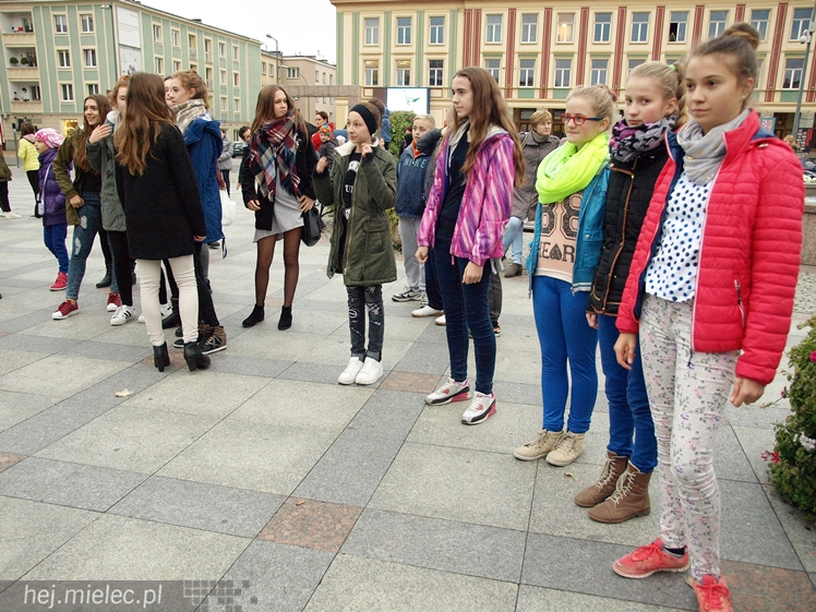 Mieleckie rzeźby ożyły! Taneczny flash mob na Placu AK