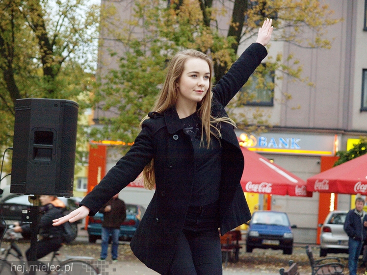 Mieleckie rzeźby ożyły! Taneczny flash mob na Placu AK