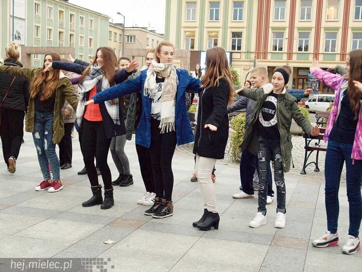 Mieleckie rzeźby ożyły! Taneczny flash mob na Placu AK