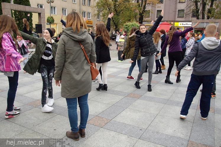Mieleckie rzeźby ożyły! Taneczny flash mob na Placu AK