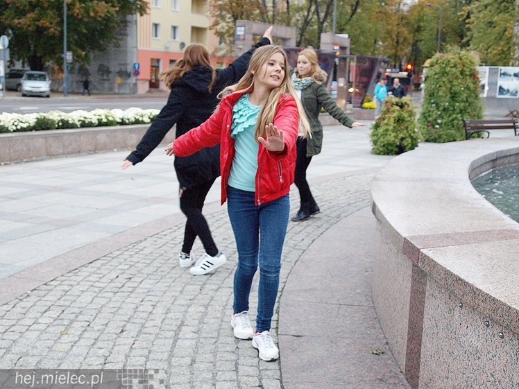 Mieleckie rzeźby ożyły! Taneczny flash mob na Placu AK