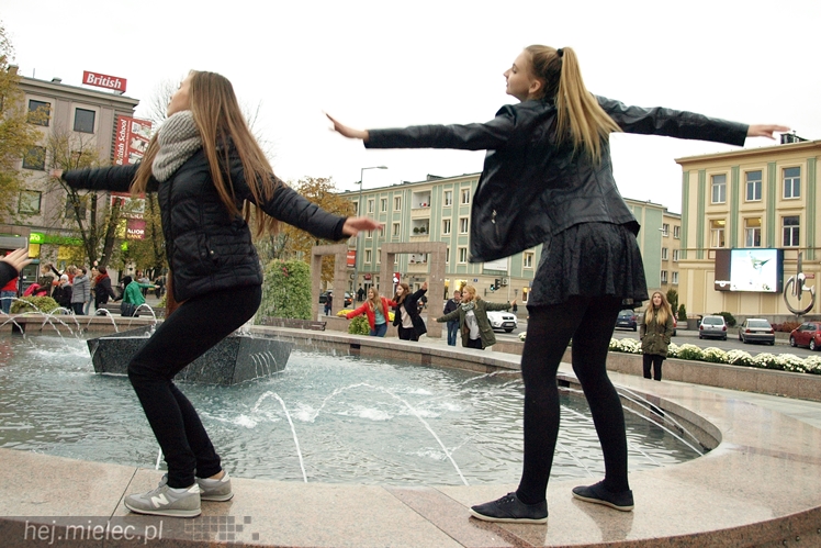 Mieleckie rzeźby ożyły! Taneczny flash mob na Placu AK