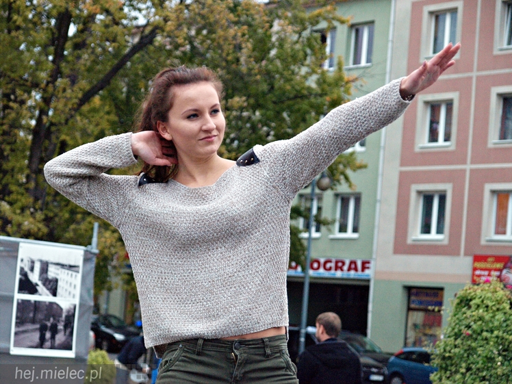 Mieleckie rzeźby ożyły! Taneczny flash mob na Placu AK