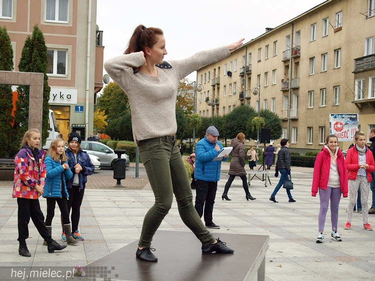 Mieleckie rzeźby ożyły! Taneczny flash mob na Placu AK