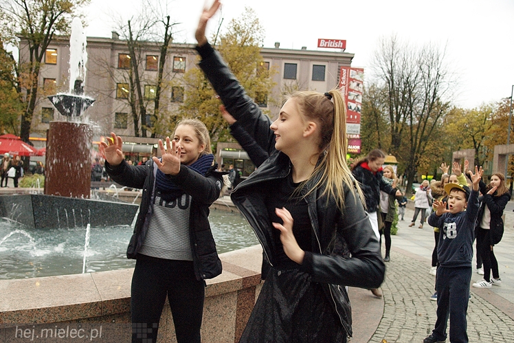 Mieleckie rzeźby ożyły! Taneczny flash mob na Placu AK