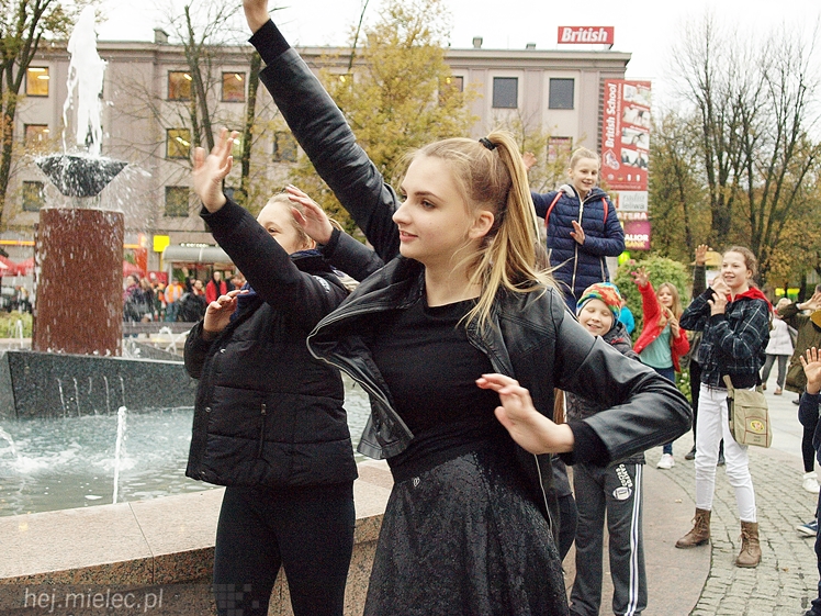 Mieleckie rzeźby ożyły! Taneczny flash mob na Placu AK
