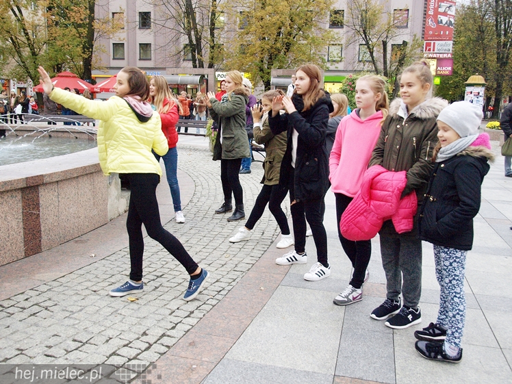 Mieleckie rzeźby ożyły! Taneczny flash mob na Placu AK