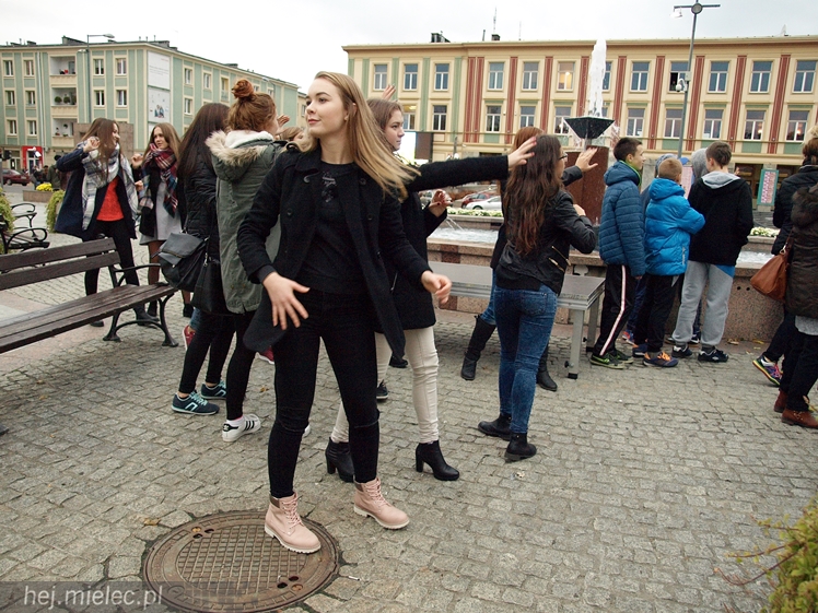 Mieleckie rzeźby ożyły! Taneczny flash mob na Placu AK